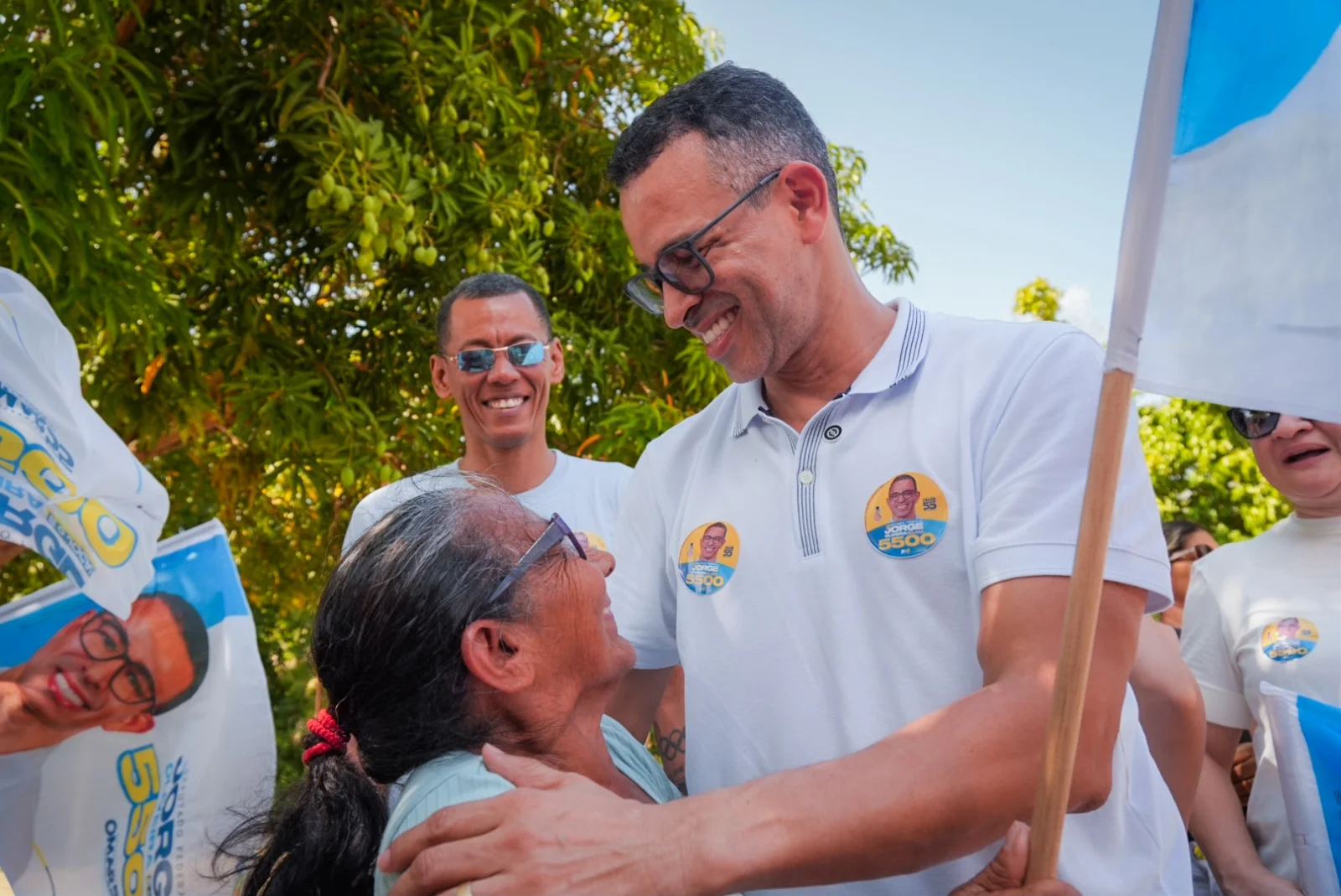 Jorge Oliveira em contato com a comunidade